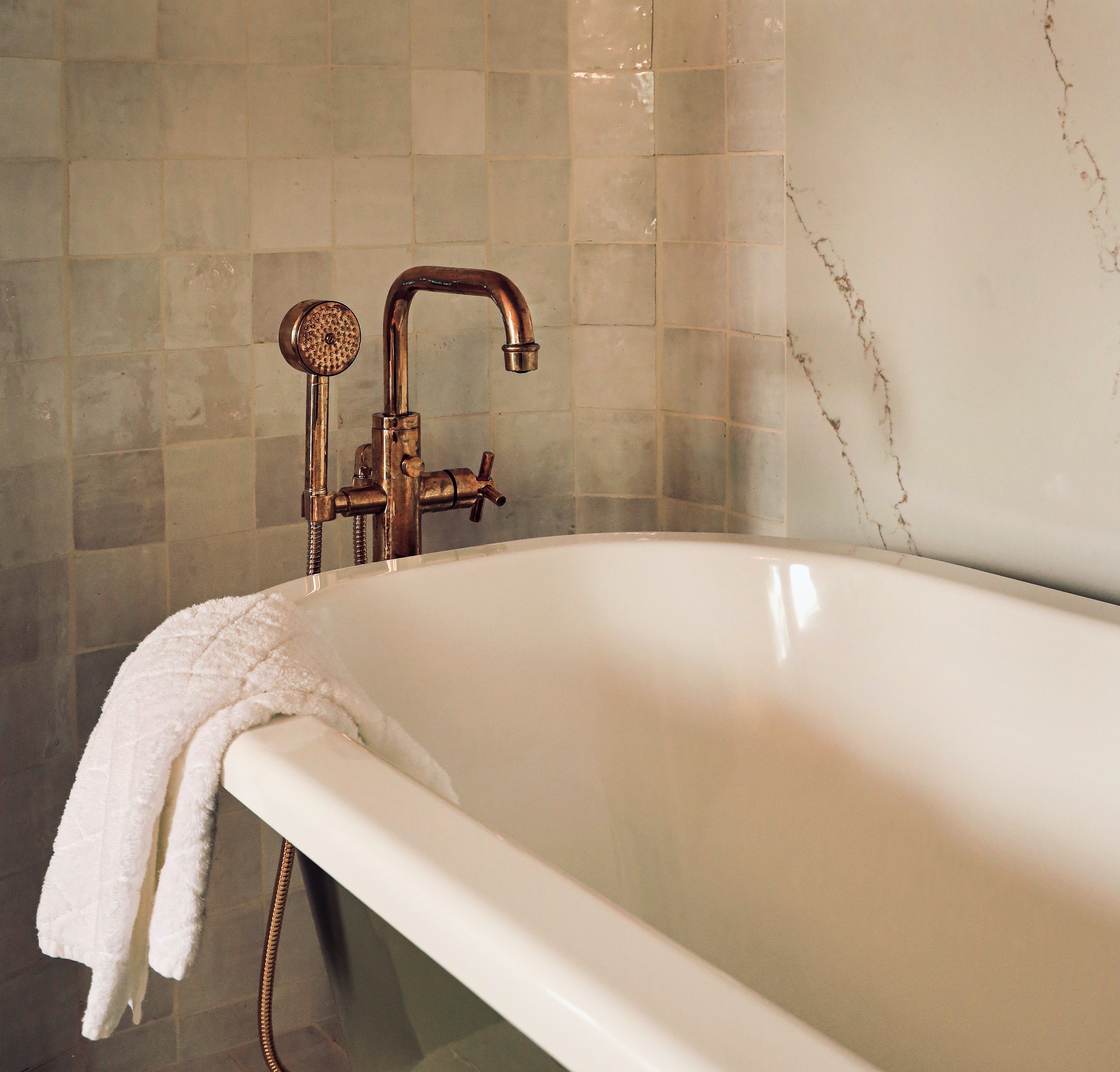 How To Deep Clean Your Bathtub